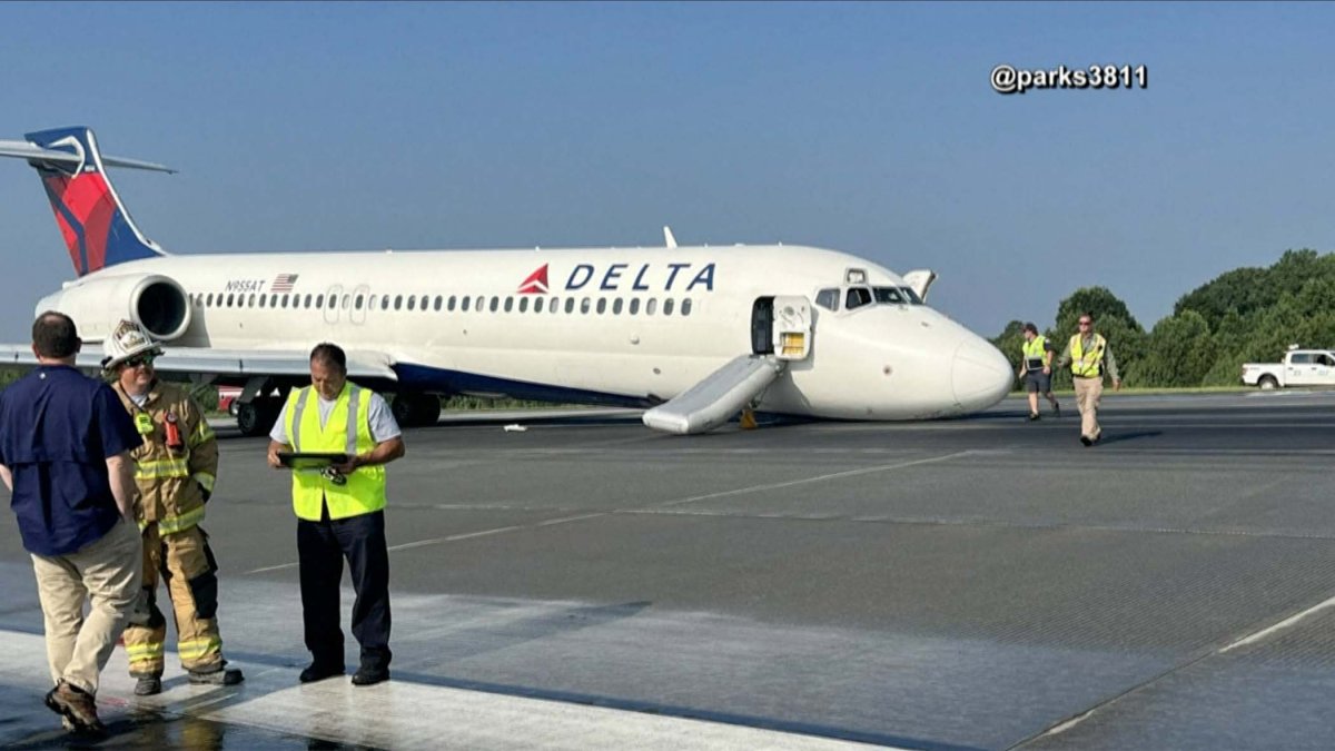 vuelo de Delta tiene un aterrizaje brusco pero seguro sin parte del tren extendido