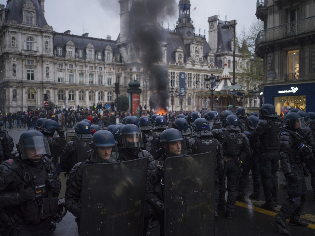 ¿Francia “descivilizada”? La violencia en la política y la sociedad inquietan a Macron