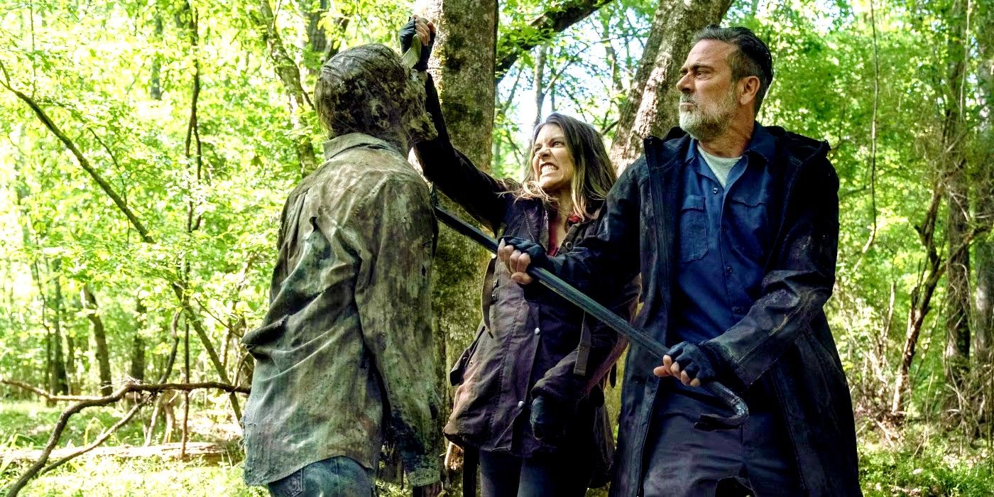 Lauren Cohan and Jeffrey Dean Morgan fight off a walker in Walking Dead