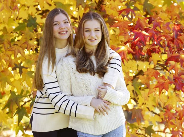 Leonor y Sofía felicitando la Navidad / Gtres