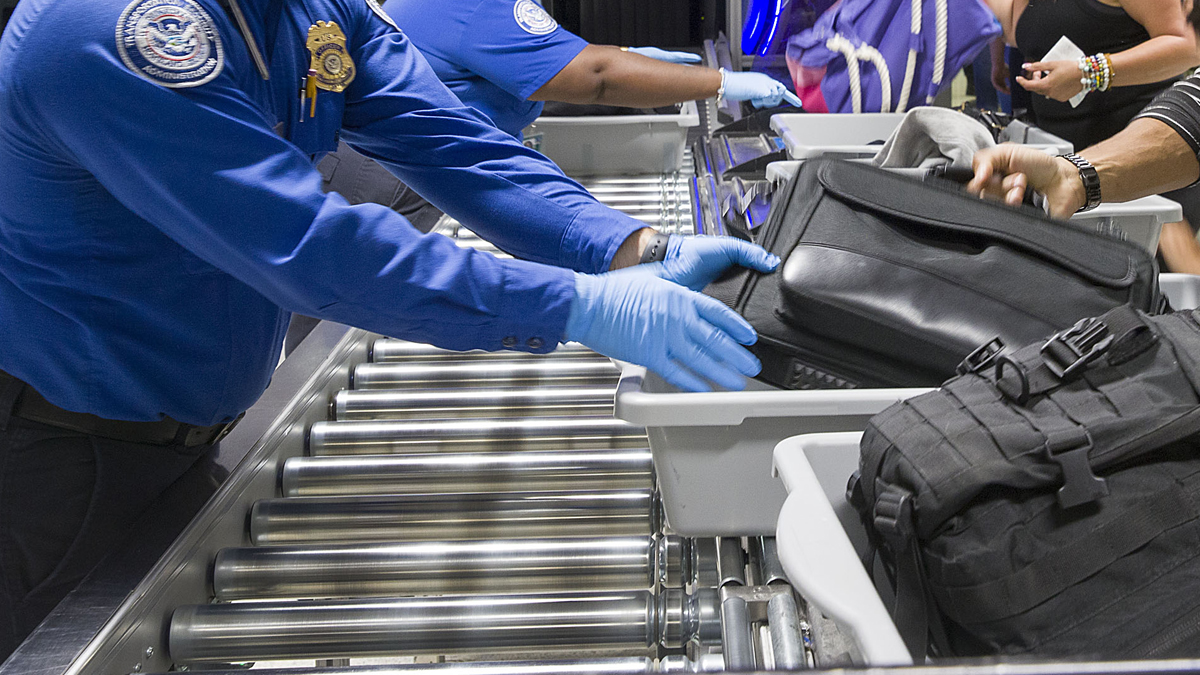 Tres agentes de TSA en aeropuerto de Miami son acusados de robar a pasajeros