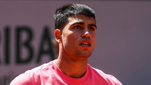 Carlos Alcaraz en un partido de tenis. / Gtres