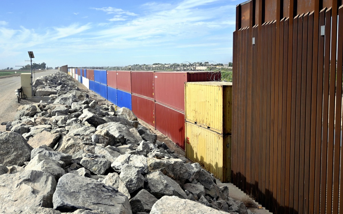 Arizona vende contenedores que se usan como muro fronterizo