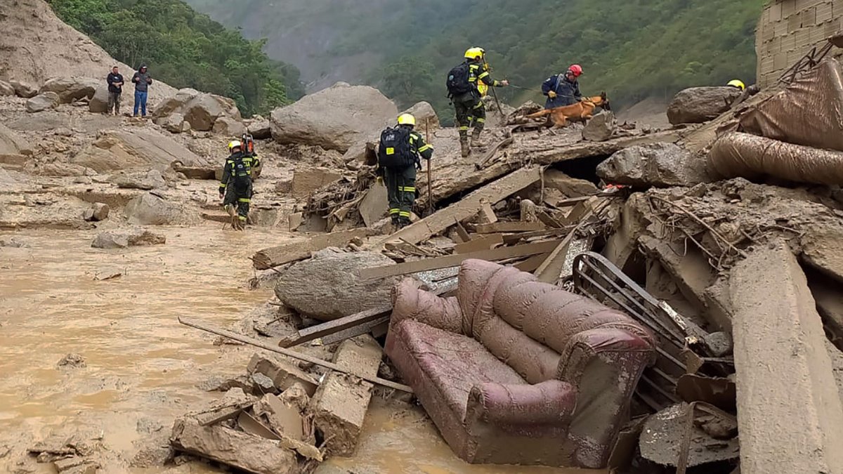 Avalancha de agua y barro arrasa con un pueblo en Colombia; hay al menos 14 muertos
