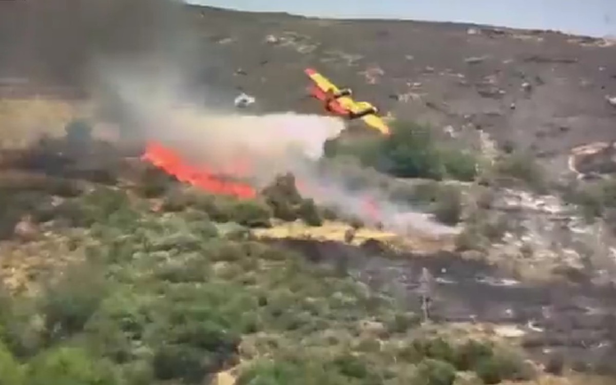Avión cisterna se estrella al combatir incendios en Grecia | Video