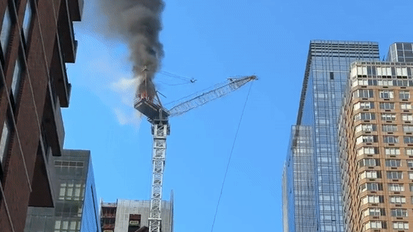 Colapso de grúa en Manhattan genera incendio