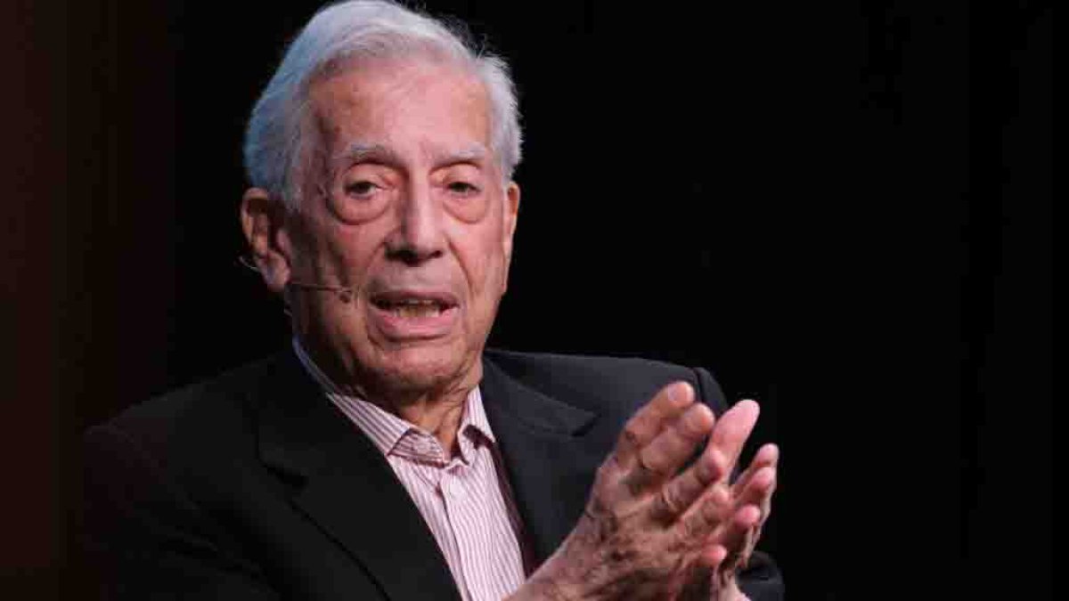 El escritor Mario Vargas Llosa es hospitalizado nuevamente por COVID-19