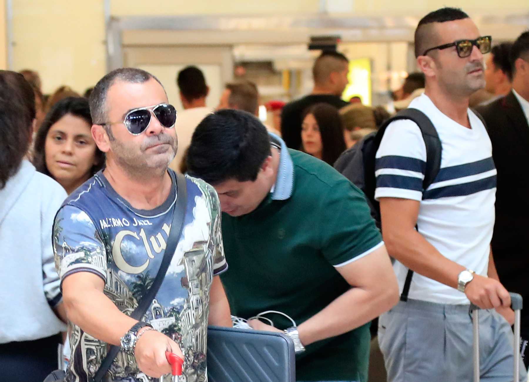 Jorge Javier Vázquez junto a su ex pareja en el aeropuerto / Gtres