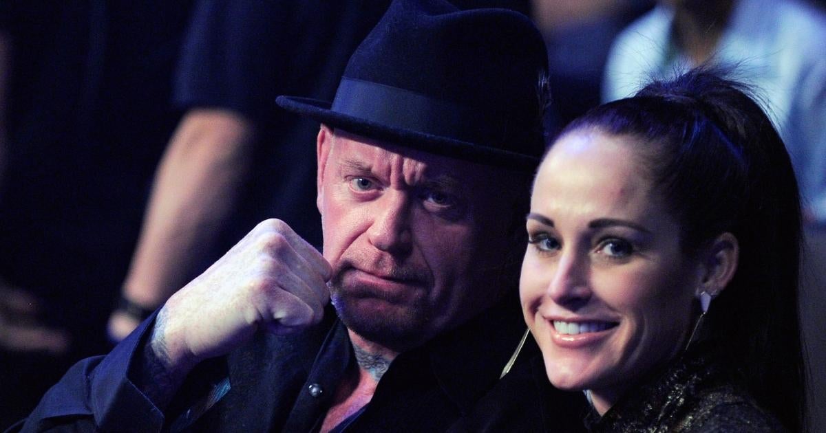 El miembro del Salón de la Fama de WWE The Undertaker salva a su esposa de un tiburón