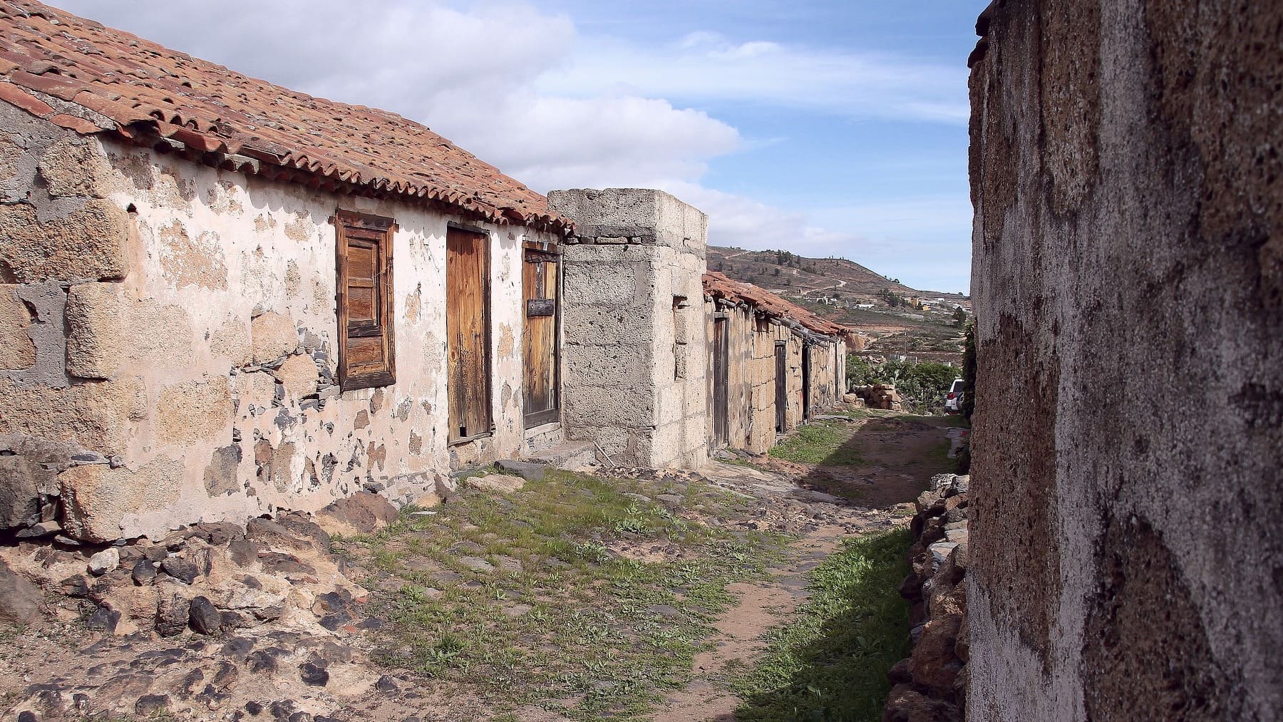 Existe un pueblo fantasma en España cuyo único acceso es una recóndita muralla y es alucinante