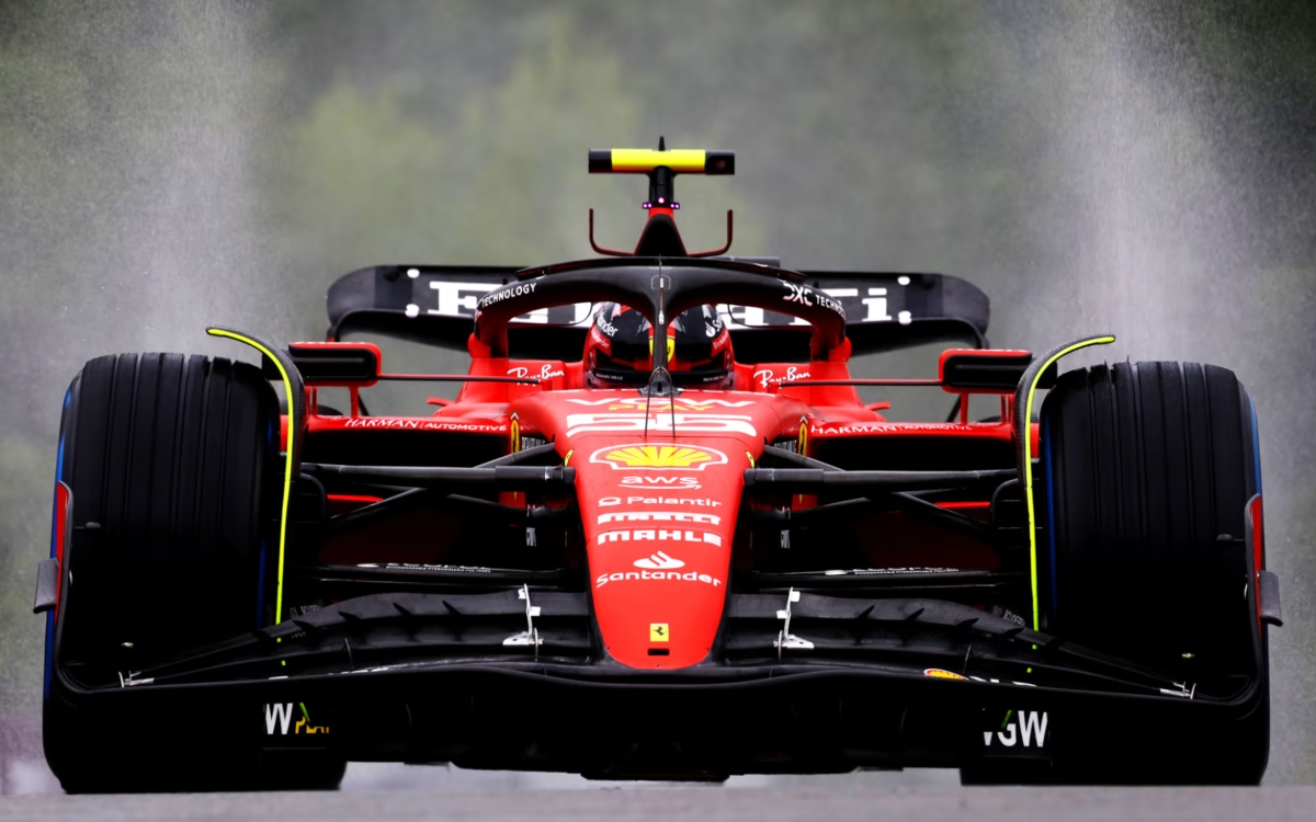 F1: Sainz, el mejor de la lluviosa P1 en Spa; Checo Pérez finaliza quinto
