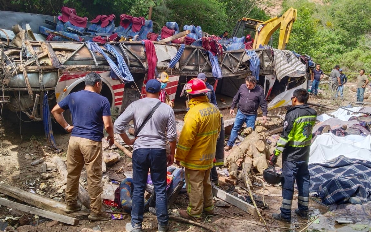 Fotos | Autobús de pasajeros vuelca y cae a barranco en Oaxaca; hay 27 muertos