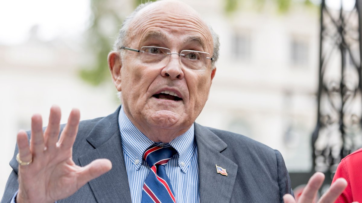 Giuliani admite que difamó a funcionarios de Georgia