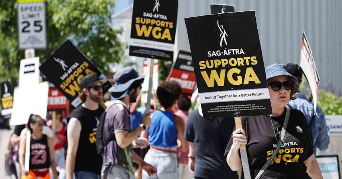 Writers Guild reinicia negociaciones con estudios en medio de huelga
