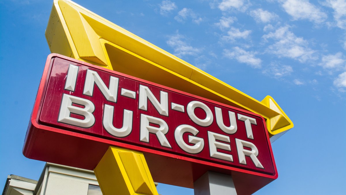 In-N-Out Burger prohíbe uso de mascarillas a empleados