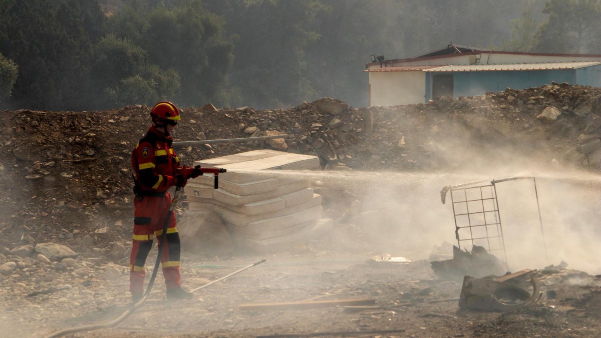 Incendio fuera de control en la isla griega de Rodas deja miles evacuados