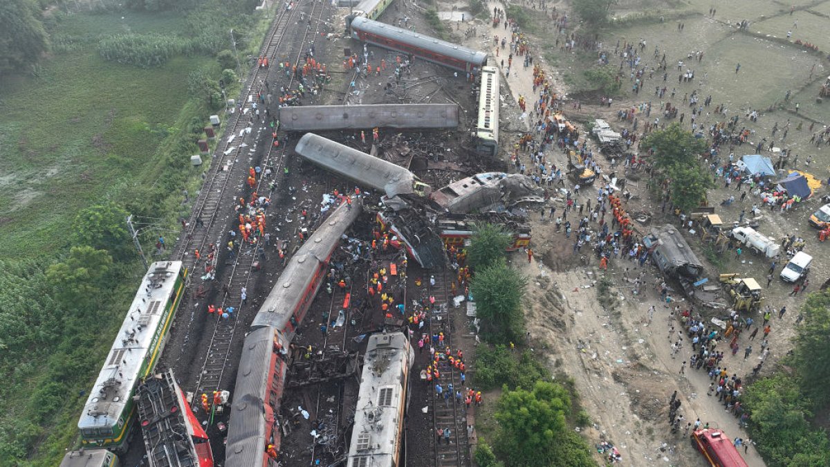 India: arrestan a 3 funcionarios por accidente de tren que dejó cientos de muertos