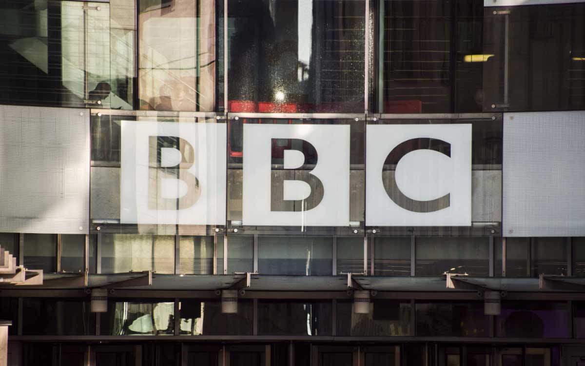 Investigan a presentador de la BBC por supuestos pagos a menor por fotos sexuales