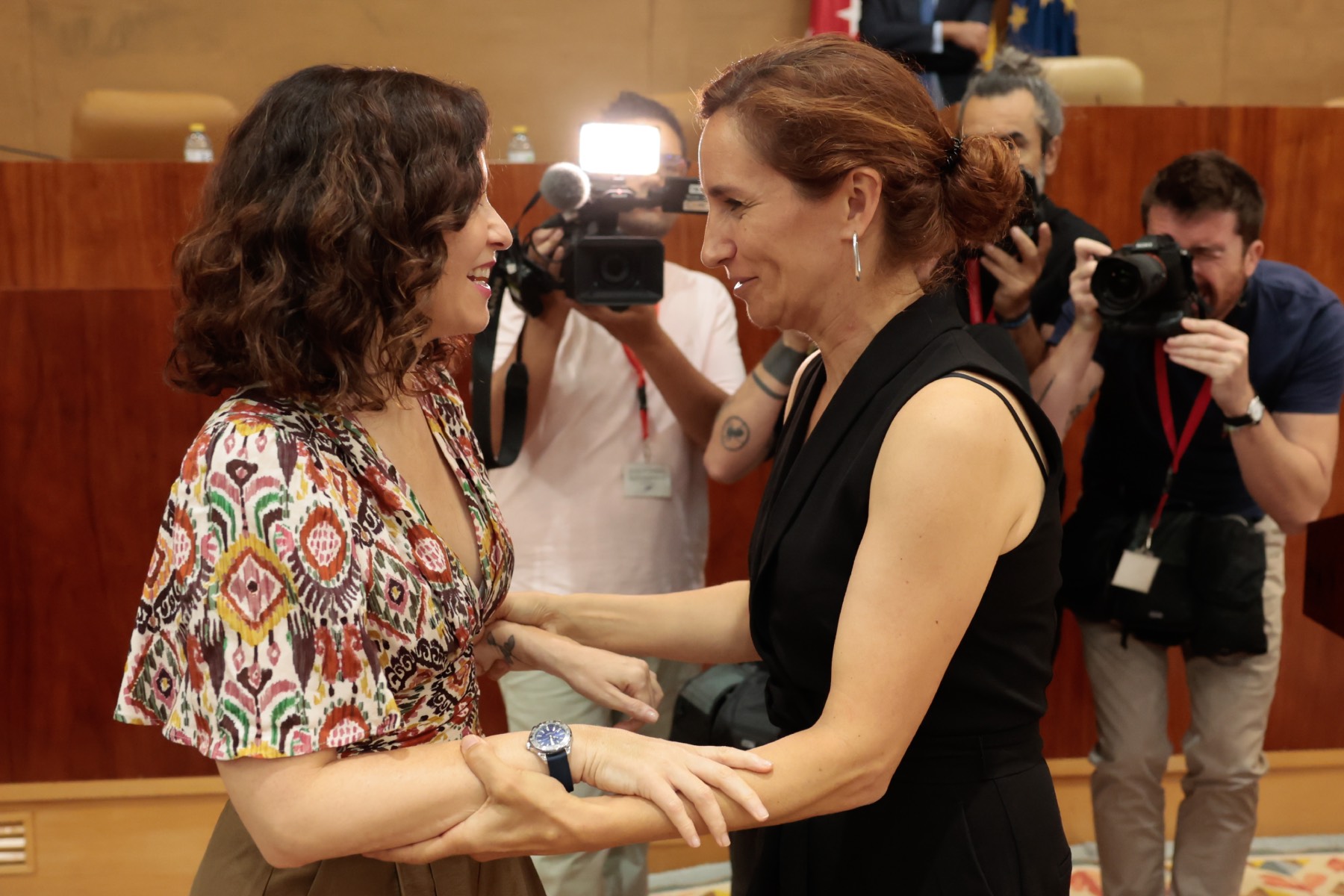 Isabel Díaz Ayuso y Mónica García en la asamblea de Madrid/ Gtres