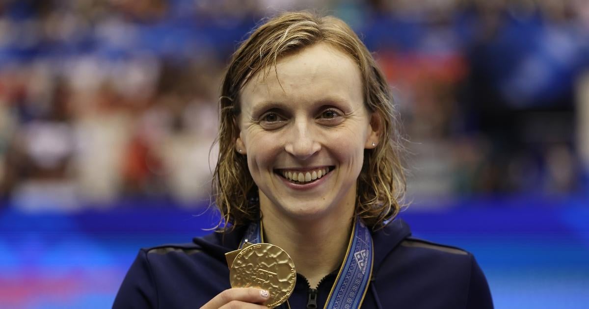 Katie Ledecky iguala el récord de títulos de natación de Michael Phelps