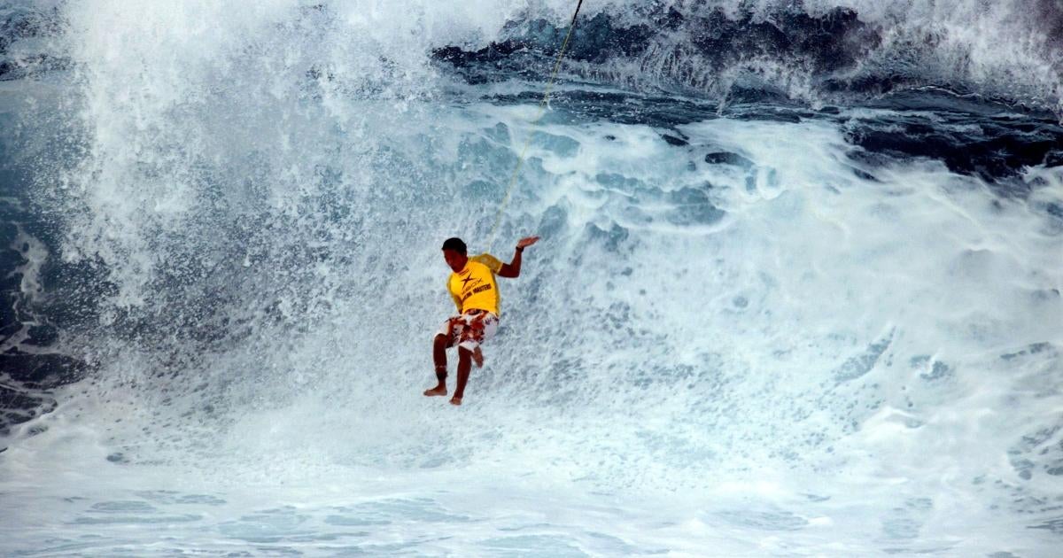 La estrella del surf Mikala Jones muere después de un extraño accidente