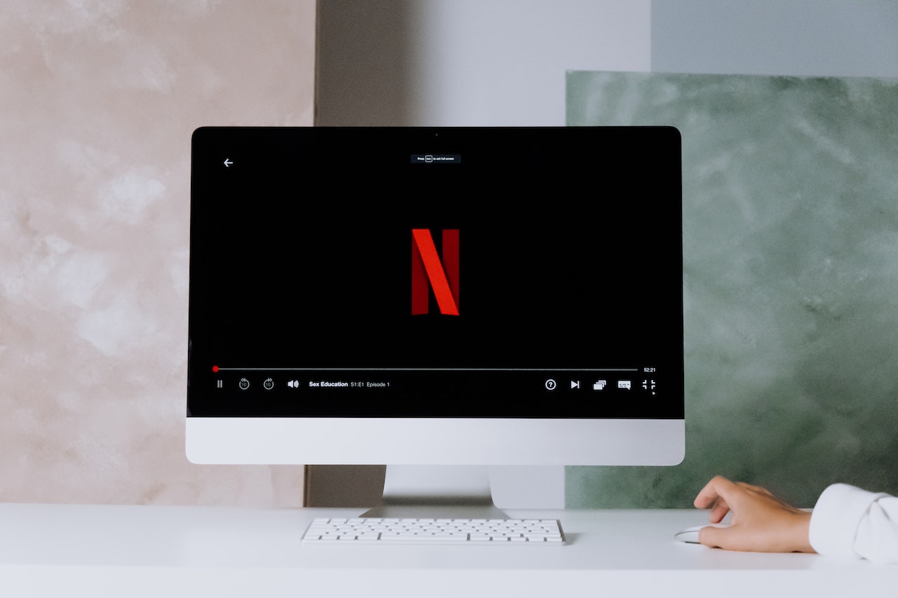 La huelga de guionistas y actores sigue mientras Netflix invierte en Inteligencia Artificial