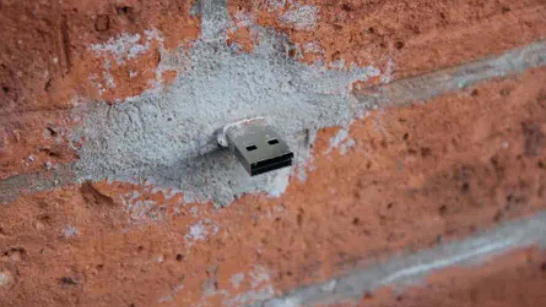 La oscura razón por la que hay USB incrustrados en la pared