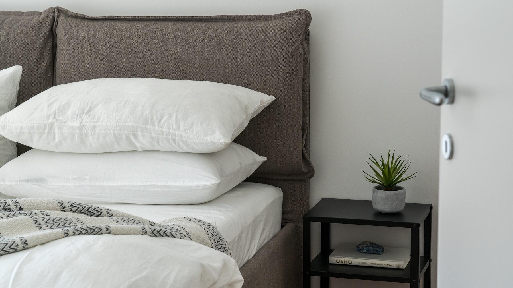 Los 5 trucos infalibles para eliminar las manchas amarillentas de las almohadas que te solucionarán la vida