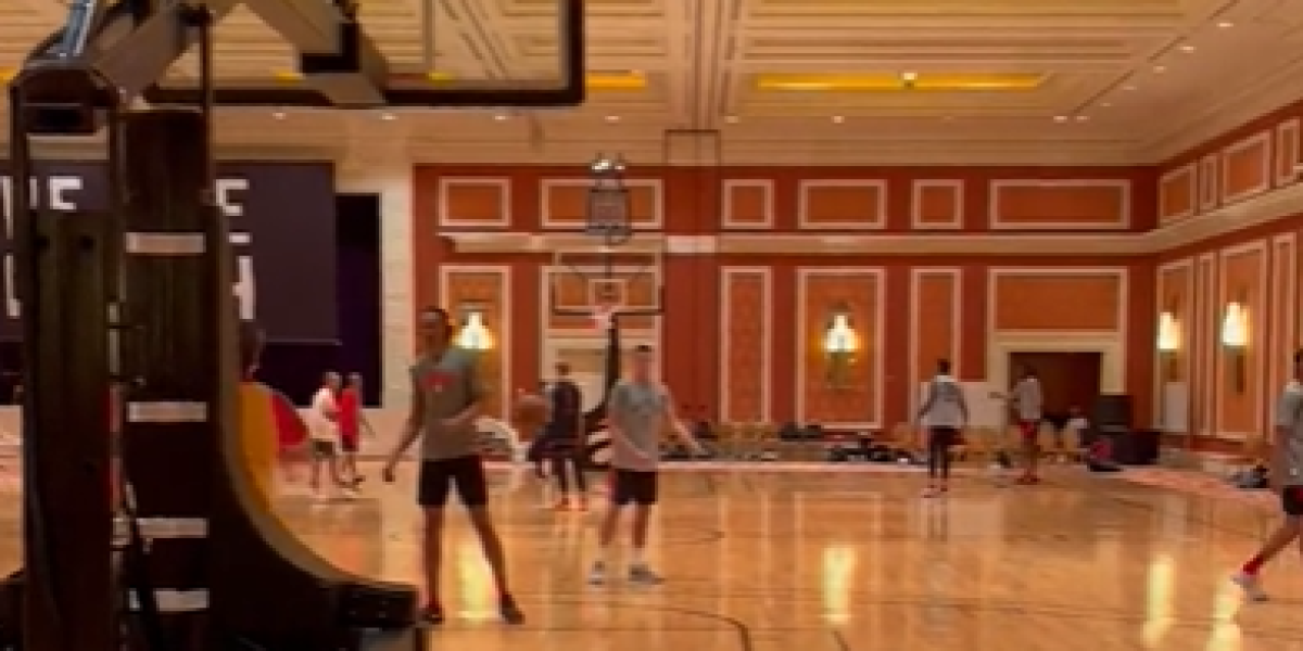 Los Raptors montan una pista de baloncesto...¡dentro de un hotel!