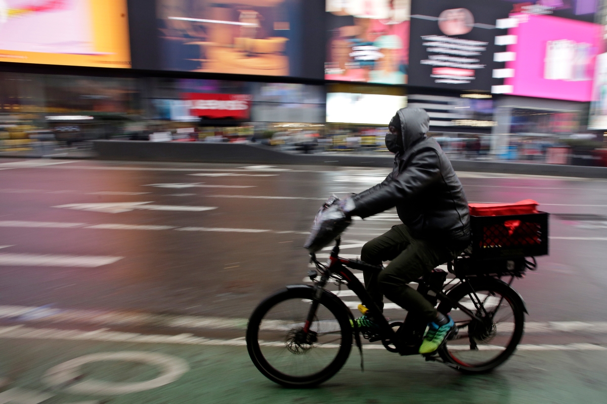 Los trabajadores temporales de Nueva York necesitan ayuda para acceder a bicicletas eléctricas seguras en medio de incendios de baterías de litio