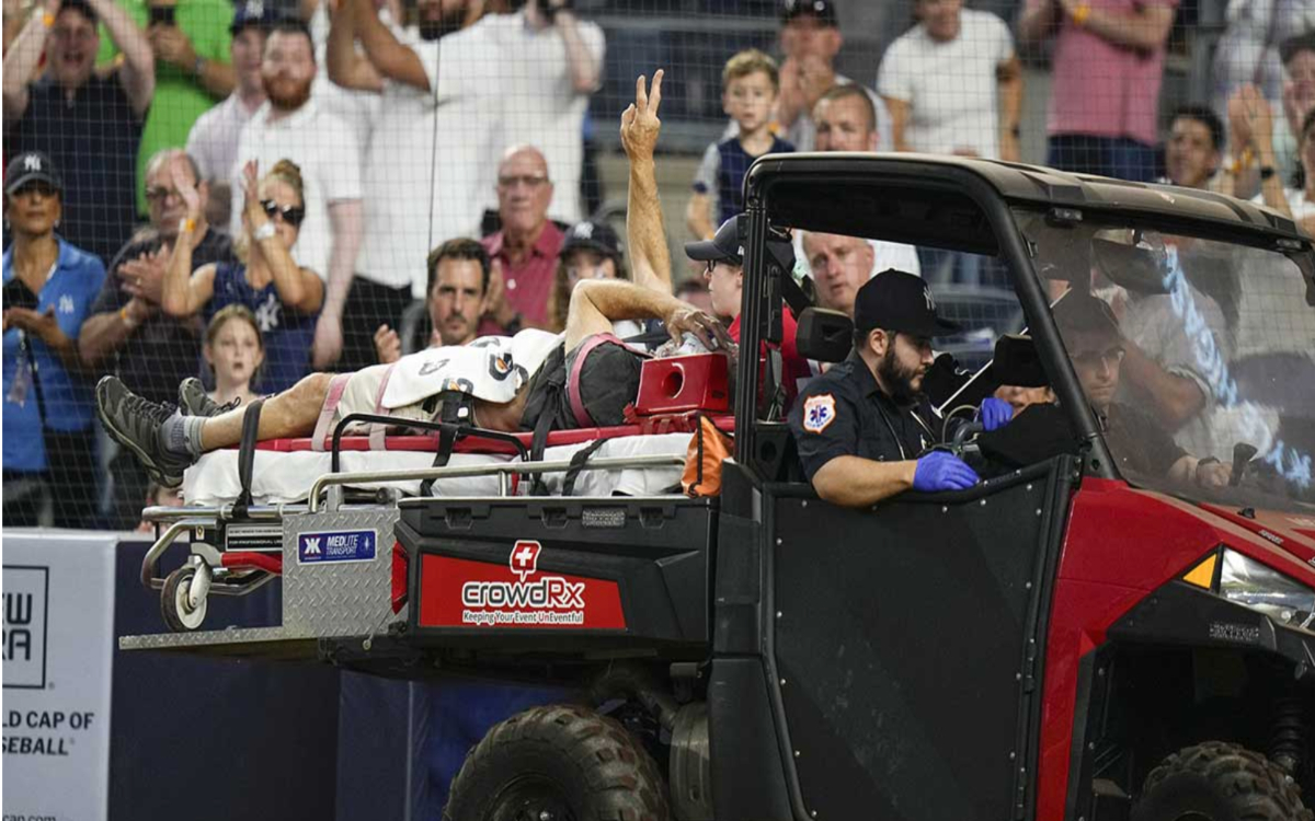 MLB: Sufre camarógrafo durísimo bolazo en Yankee Stadium | Video