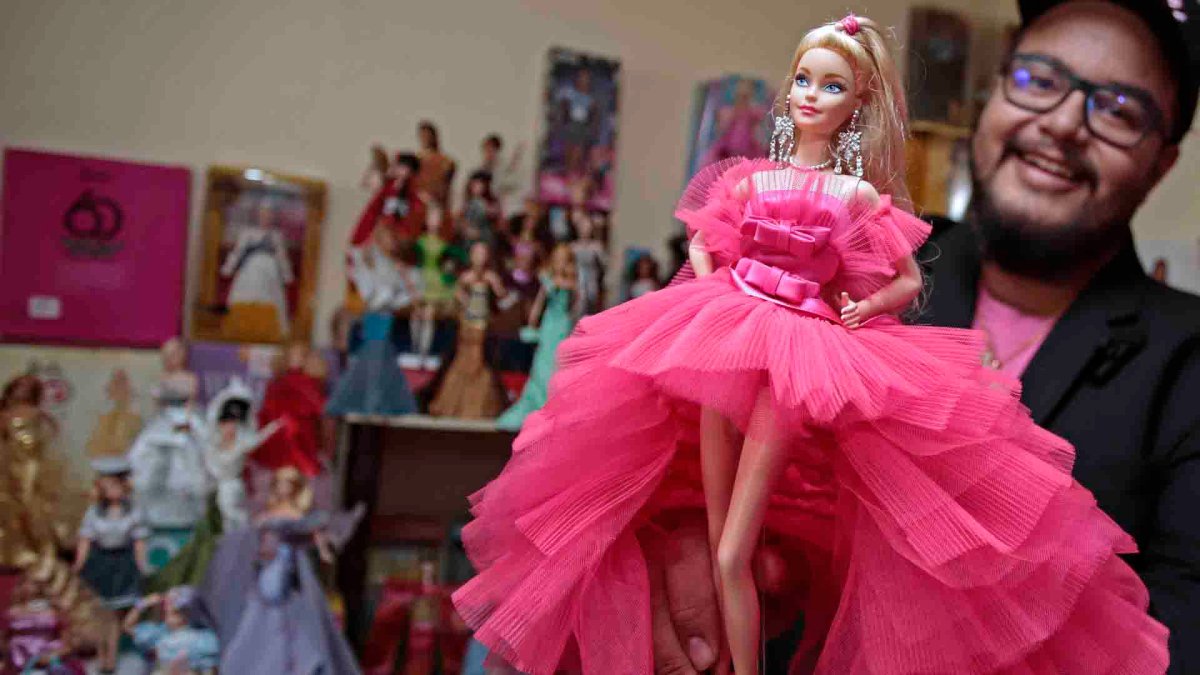 Mexicano posee colección de más de 200 muñecas Barbie, incluye una de $2,000