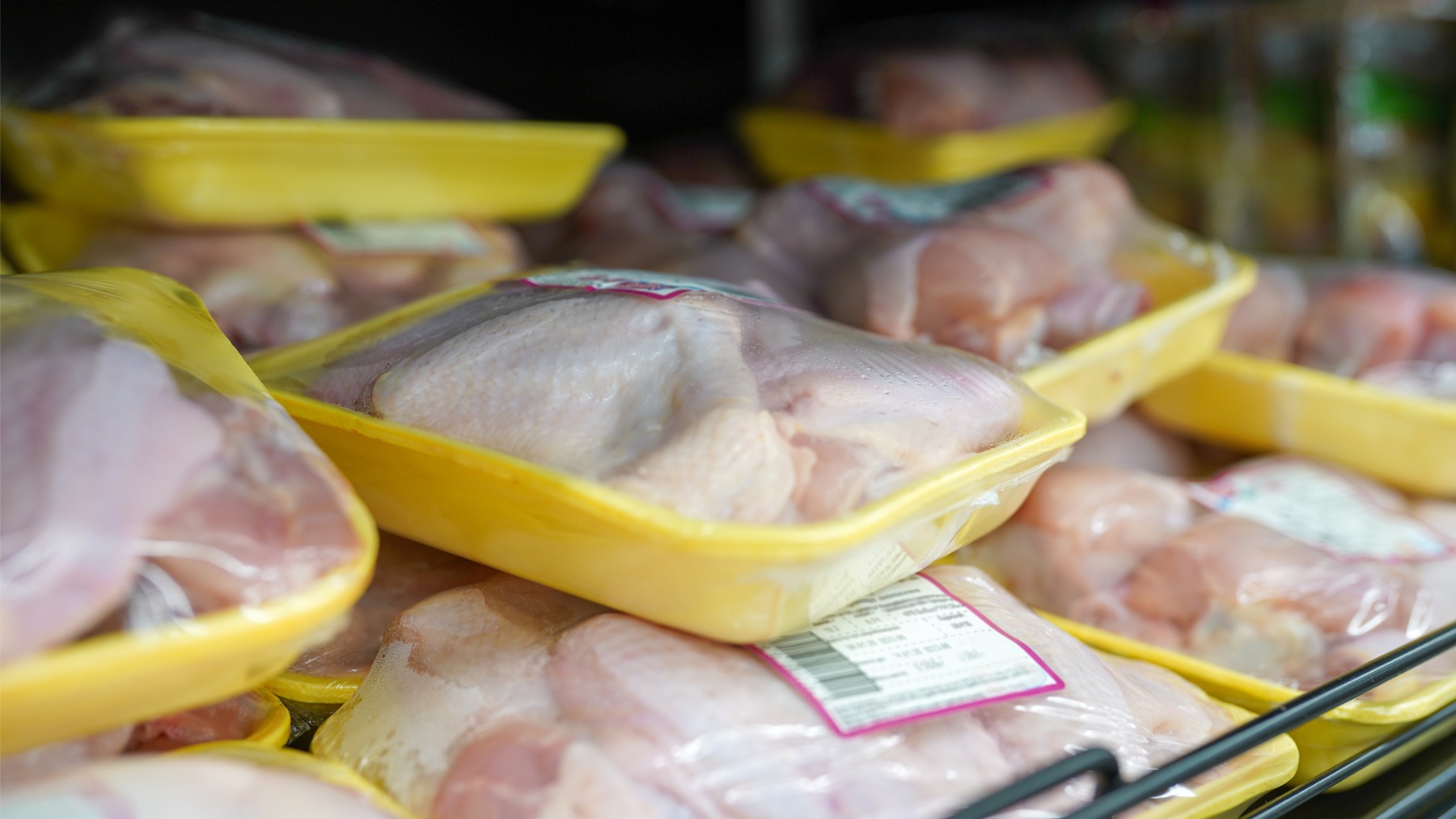 Mira bien esto si compras pollo envasado en el supermercado: aviso de los expertos