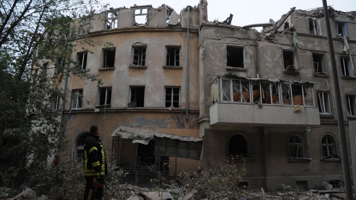 Misiles rusos impactan edificio de apartamentos lejos del frente de batalla; hay muertos