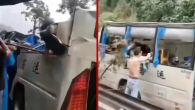 Momento exacto en el que caen rocas sobre un autobús de pasajeros en China | Video