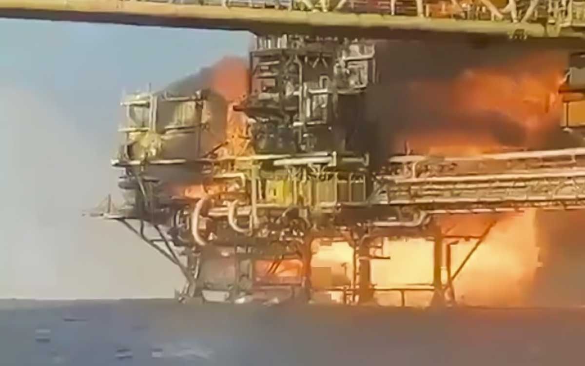 Pemex estima pérdida de 700,000 barriles de petróleo por incendio en plataforma de Campeche