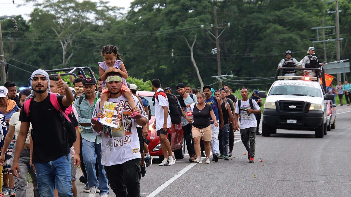 Pese a nuevas restricciones: caravana de migrantes venezolanos parte desde México