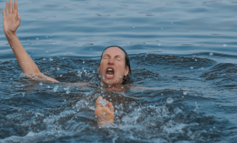 Qué hacer si alguien se ahoga en el agua