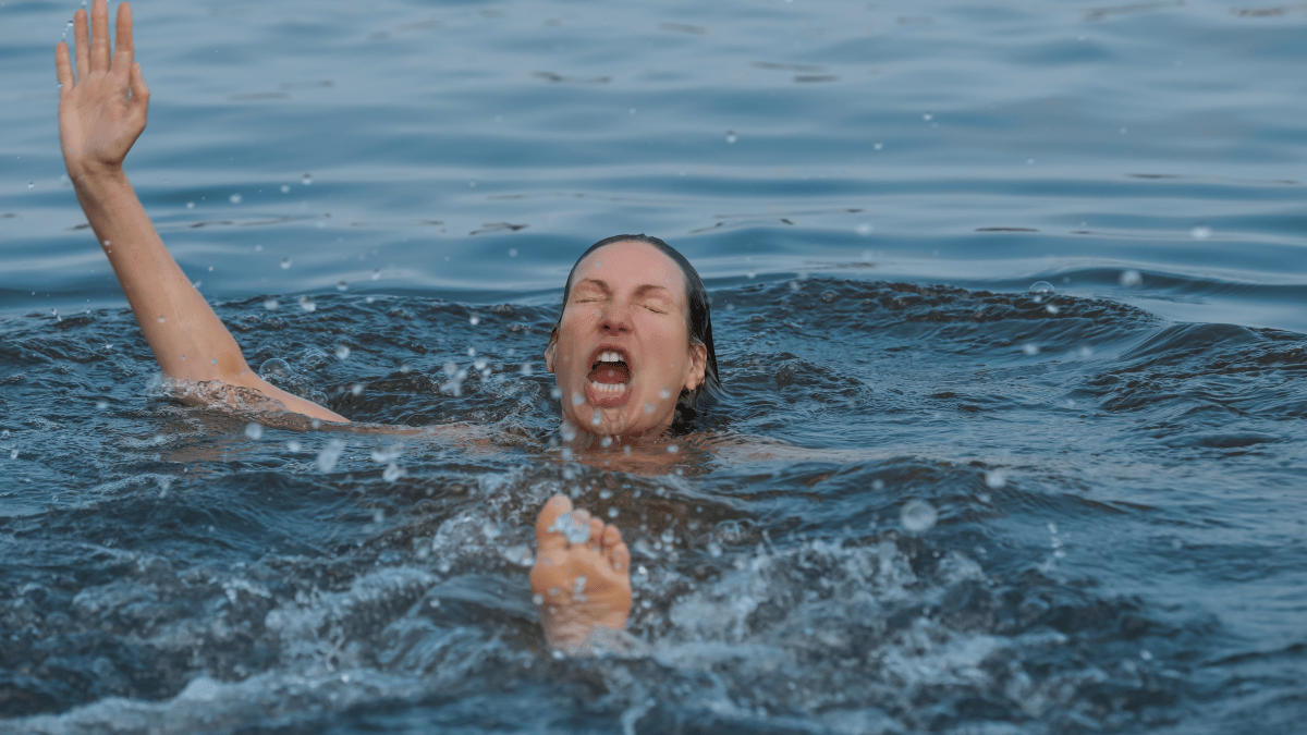 Qué hacer si alguien se ahoga en el agua
