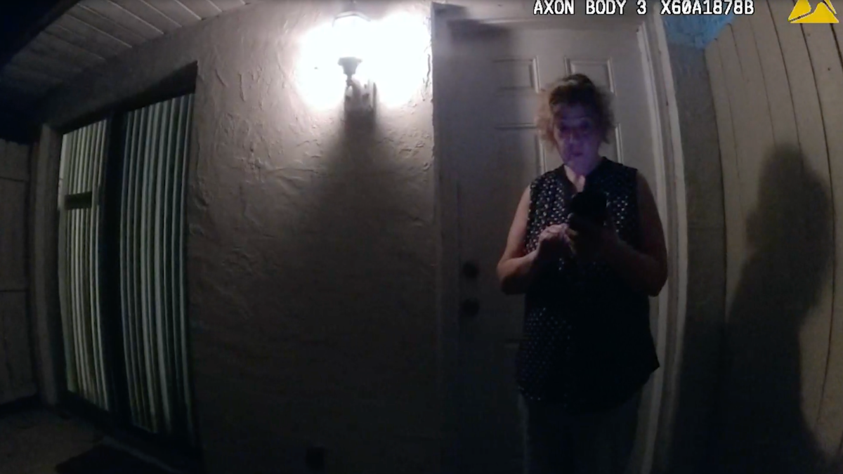 Revelan video de mujer acusada de matar a su vecina en Florida