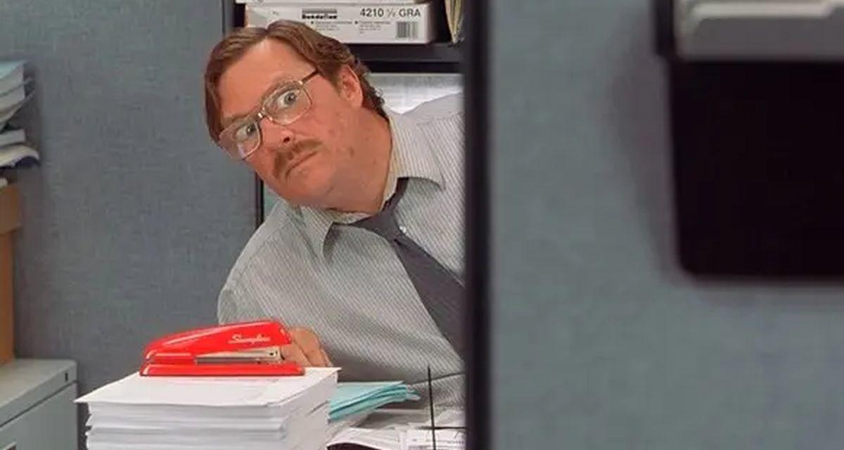 Stephen Root revela cuántas grapadoras rojas le han regalado desde su espacio de oficina