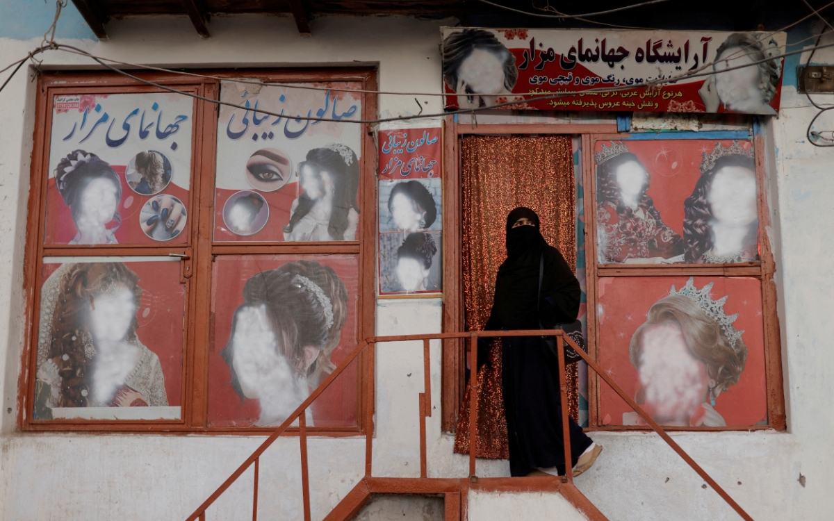 Talibán prohíbe salones de belleza para mujeres en Afganistán
