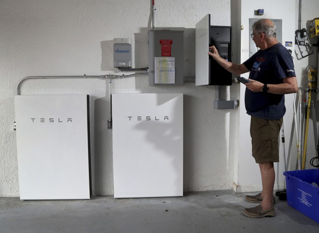 Tesla permite a los propietarios recargar con energía solar