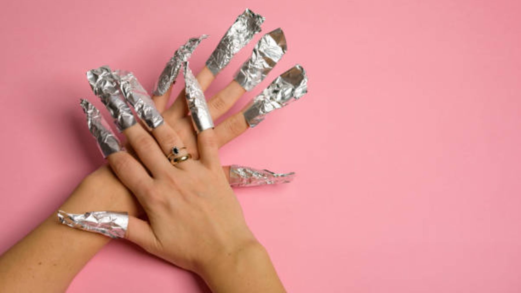 Todo el mundo se está poniendo papel de aluminio en las uñas y tiene mucho sentido