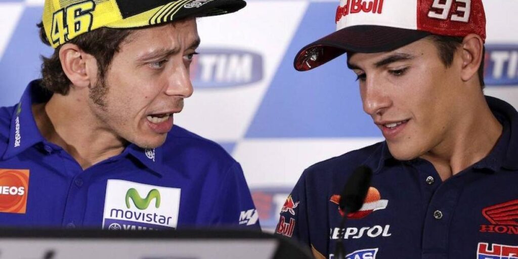 Valentino Rossi y Marc Márquez firman cuadros para una subasta benéfica