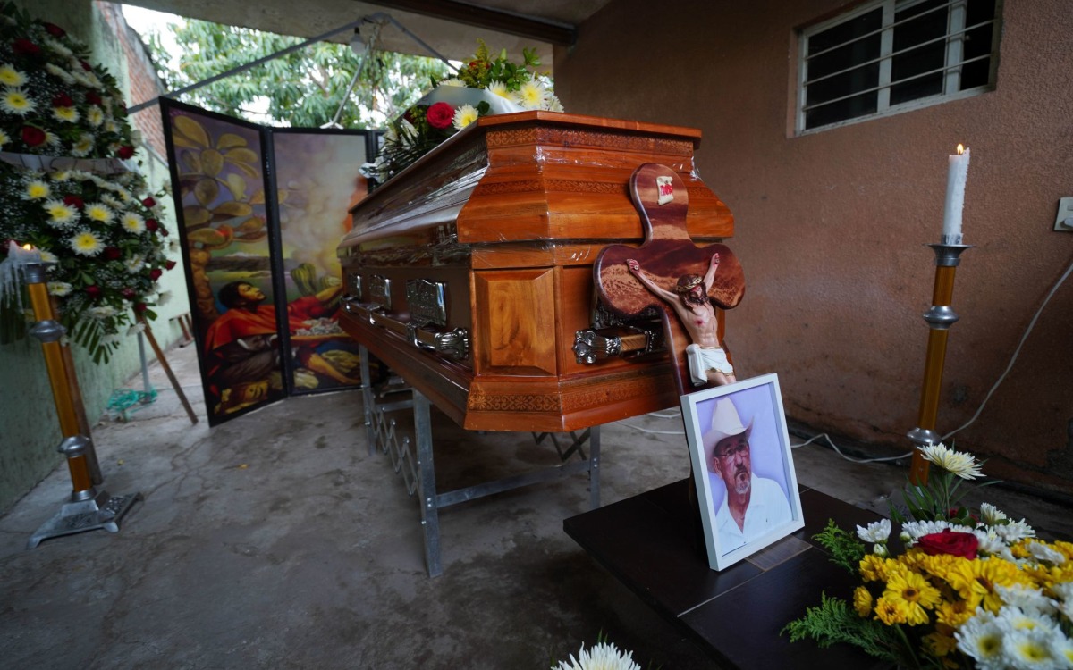 Velan cuerpo de Hipólito Mora sin escoltas en La Ruana; deja carta póstuma