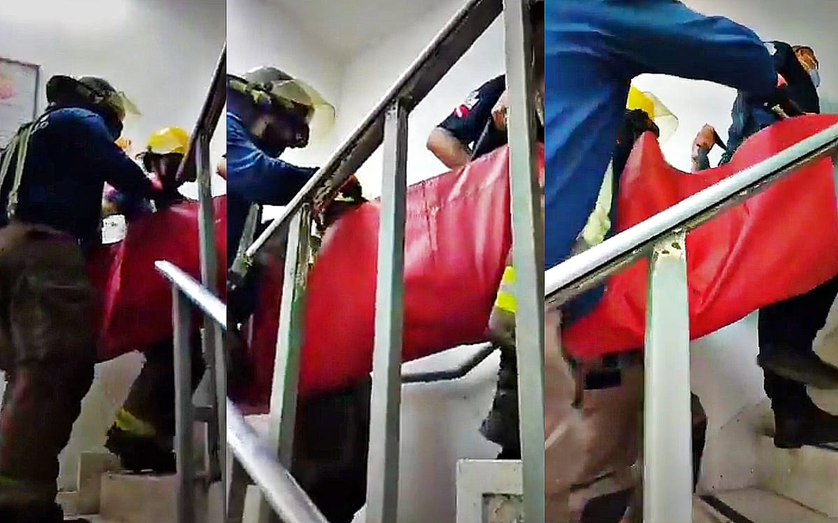 Video | Bomberos suben a pacientes por las escaleras por fallas en elevador de hospital en Sonora