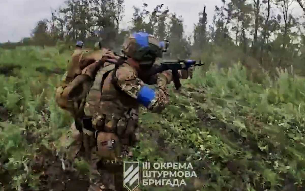 Video militar muestra a ucranianos asaltando trincheras rusas