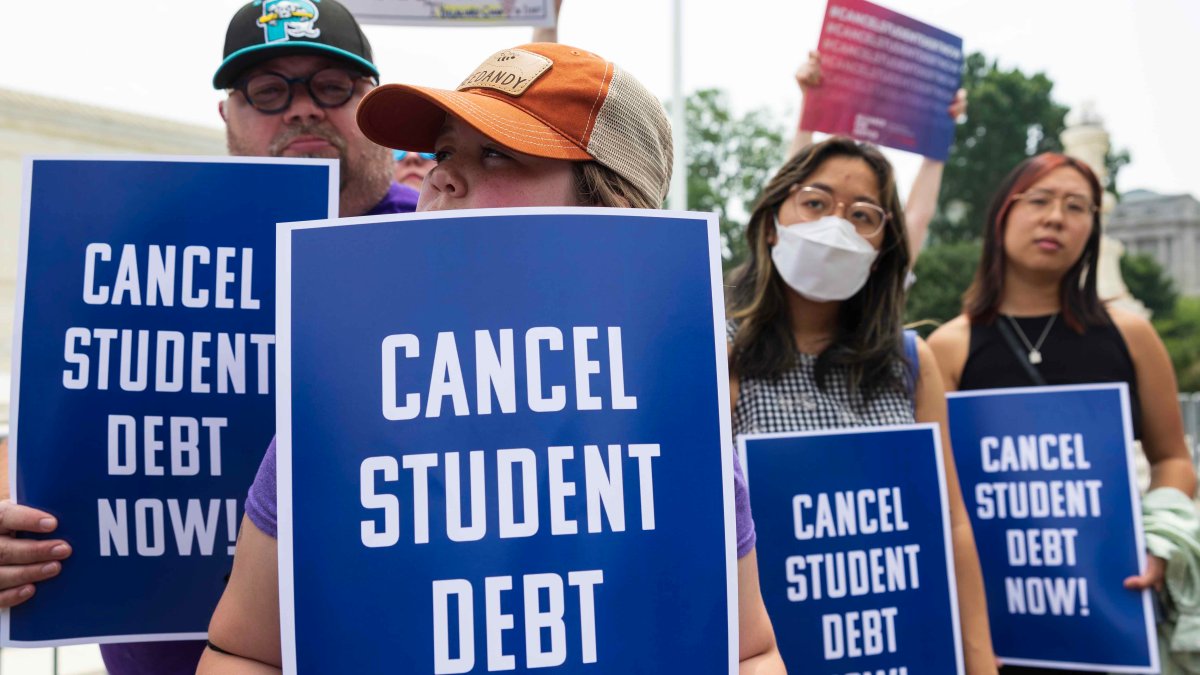 gobierno de Biden perdonará más de 800,000 préstamos estudiantiles