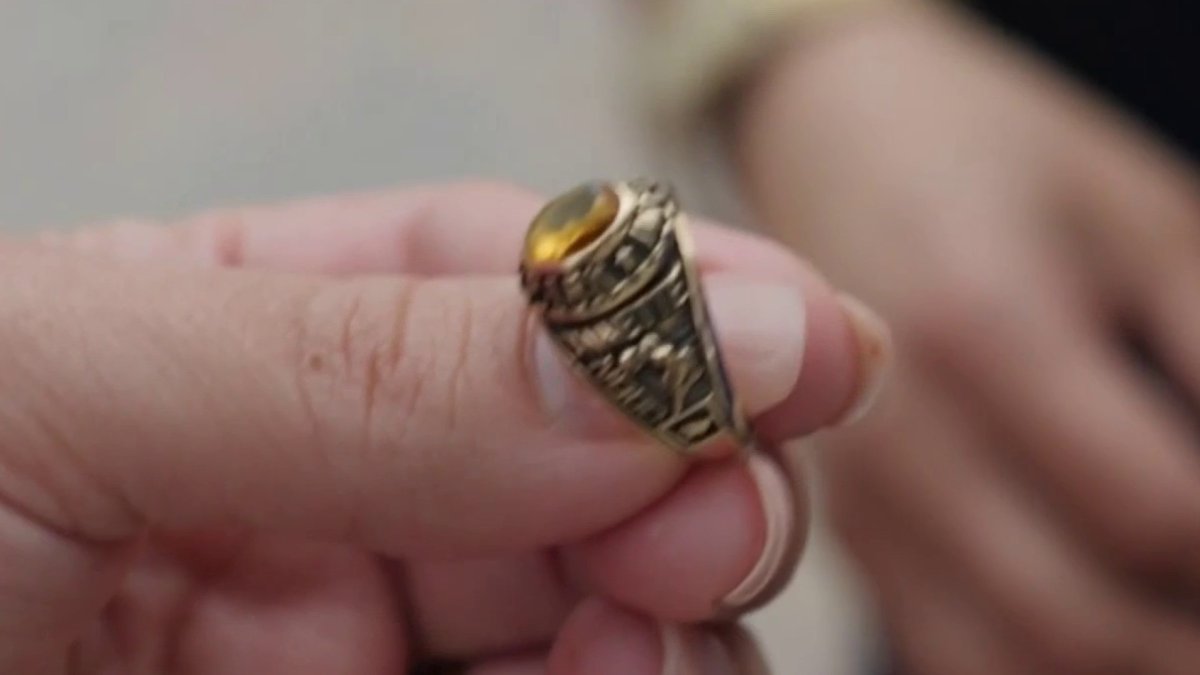 hispana encuentra anillo y lo devuelve a su dueña tras 20 años